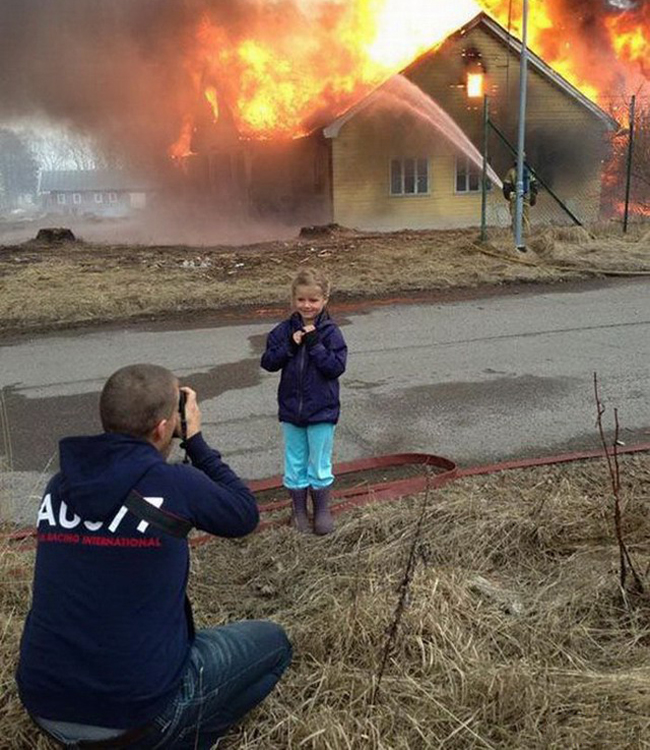 Cười lên bố chụp tấm hình kỷ niệm ngày "cháy nhà" nào.
