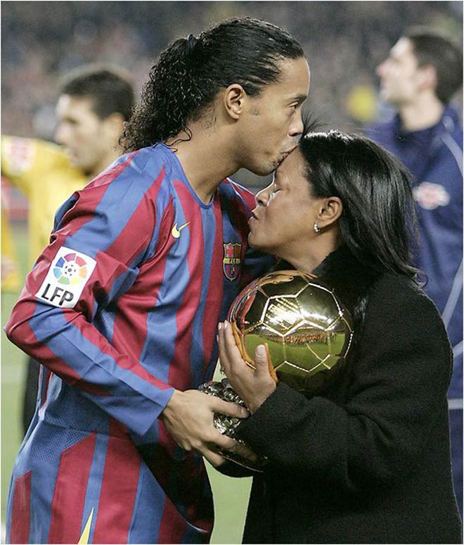 Choáng váng: Mẹ của Ronaldinho đột tử, siêu sao chịu nỗi đau "xé lòng" - 3