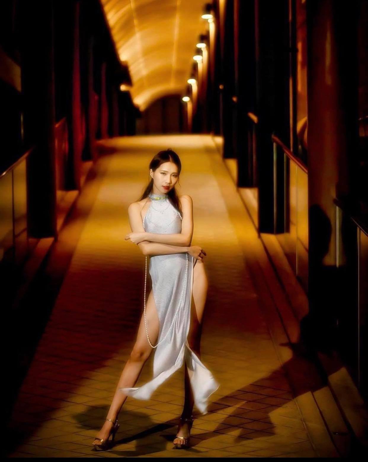 Người mẫu Đài Loan mặc áo dài theo cách thiếu văn hoá