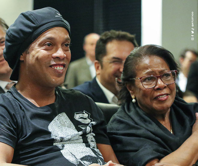Mẹ đẻ của Ronaldinho qua đời ở tuổi 71 sau khi mắc Covid-19 không lâu