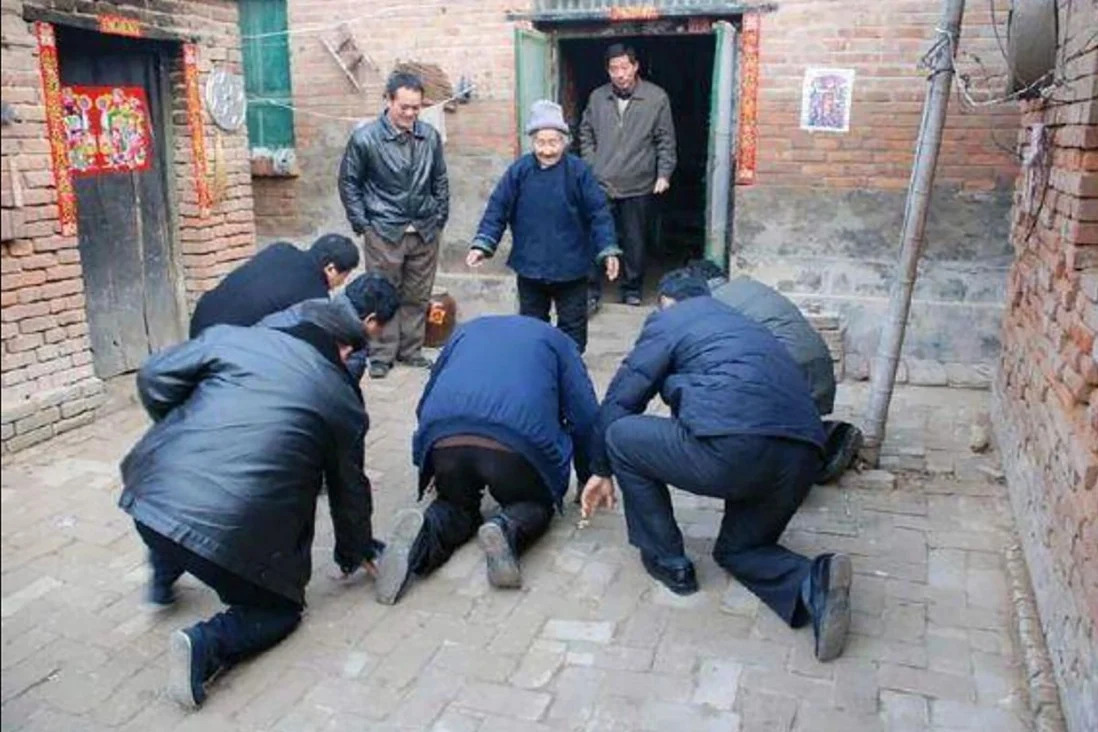Nhiều làng quê Trung Quốc có phong tục quỳ lạy người già trong Tết Nguyên đán (ảnh: SCMP)