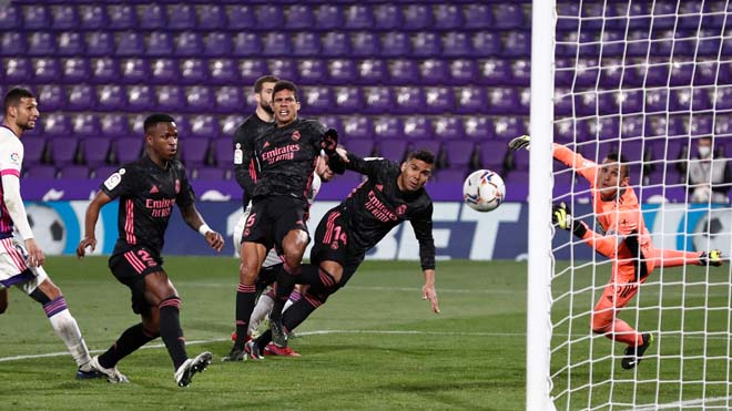 Video Valladolid - Real Madrid: "Người gác đền" xuất thần, đòn kết liễu sắc lẹm - 1