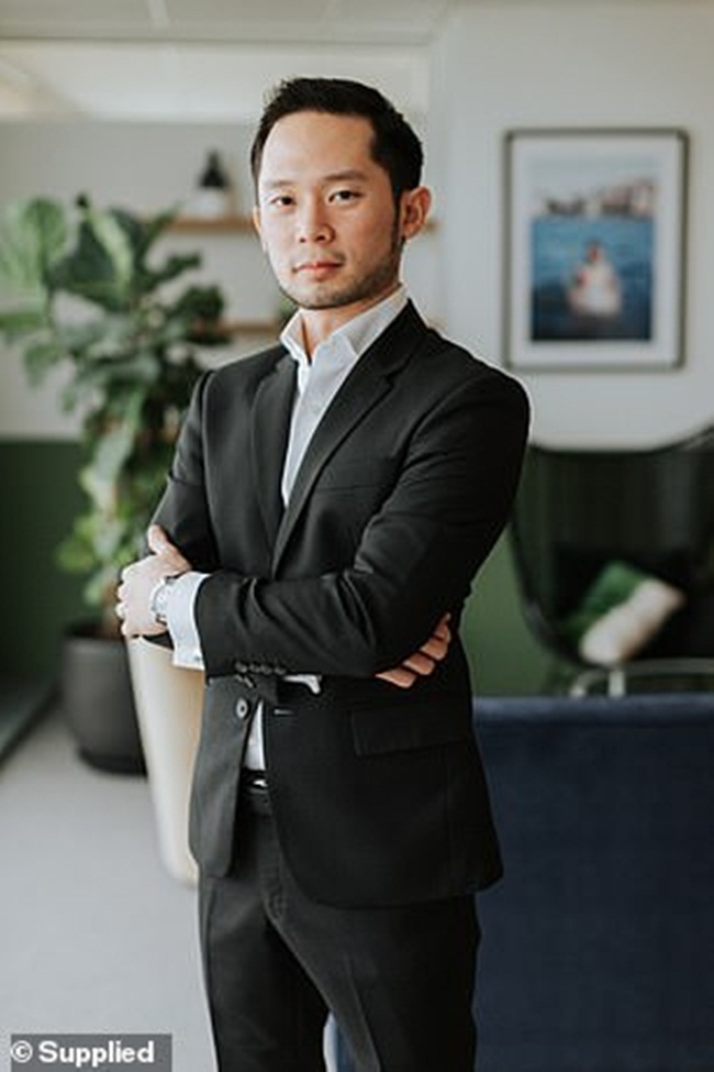 Người đàn ông này đã tốt nghiệp thạc sỹ quản trị kinh doanh. Tuy nhiên, hầu như không có thông tin về gia đình, bạn gái hay người thân của Darren Chan. 
