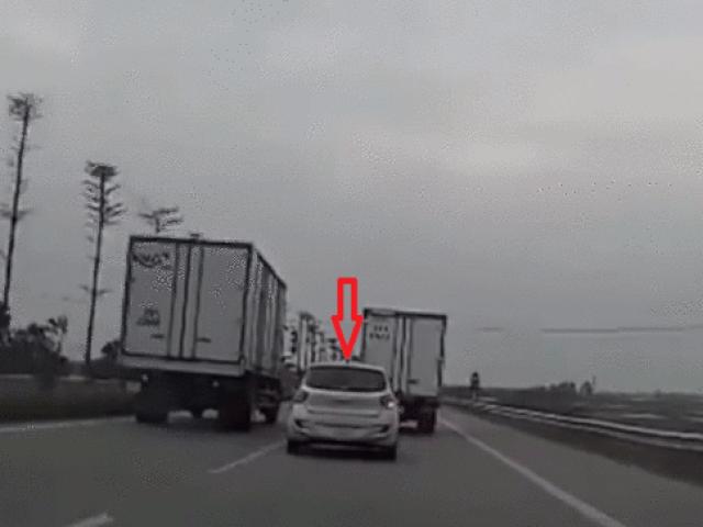 Tin tức ô tô - Video: Ô tô con va chạm đầu xe tải văng sang đường