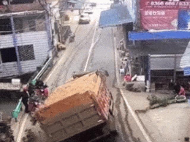 Tin tức ô tô - SỐC: Xe tải chở gạch vào cua bị lật, đổ cả thùng gạch lên người bên đường