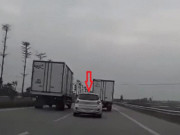 Tin tức ô tô - Video: Ô tô con va chạm đầu xe tải văng sang đường