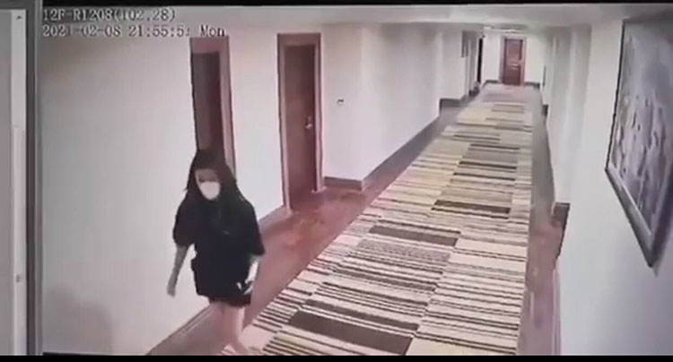 Hình ảnh camera an ninh cho thấy một người Trung Quốc trốn khỏi khu cách ly trong khách sạn (ảnh: Khmer Times)