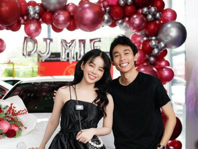 Thị trường - Tiêu dùng - Bóc giá xế hộp Hồng Thanh "tay trong tay" DJ Mie đi nhận ngày đầu năm mới