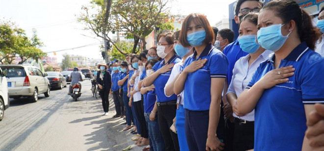 Công nhân cũng ra đường tiễn biệt nguyên Phó Thủ tướng Trương Vĩnh Trọng