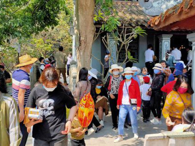 Tin tức trong ngày - Clip: Dòng người chen chân viếng Đền thờ Bà Chúa Liễu Hạnh đầu năm