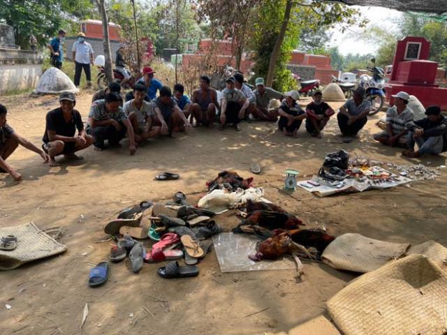 Pháp luật - Gần 100 người chui vào nghĩa trang làm điều mờ ám