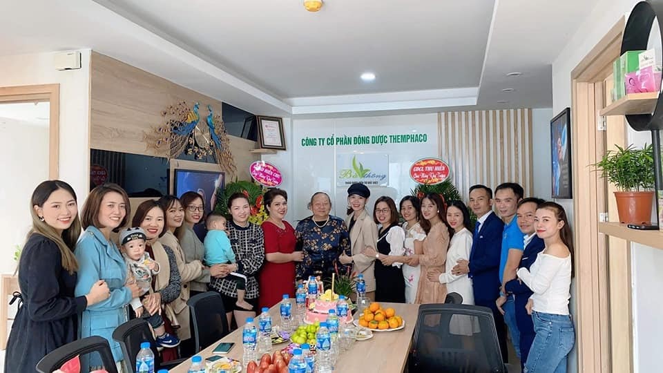 Chị Nguyễn Thị Thêm cùng Mẹ là Bà Thông và một số anh chị em trong Công ty Themphaco