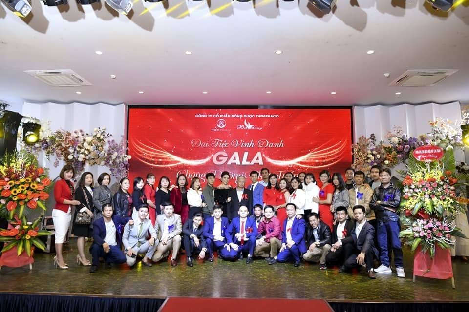 Chị Nguyễn Thị Thêm và anh chị em Công ty TNHH Themphaco trong đêm Gala Ba năm một chặng đường của Thảo dược Bà Thông