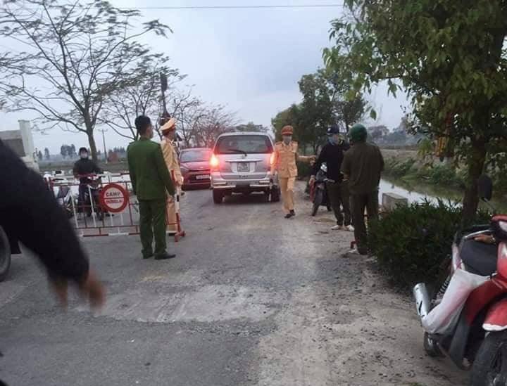 Lực lượng chức năng lập chốt tại xã Hoàng Động (Thuỷ Nguyên, Hải Phòng).