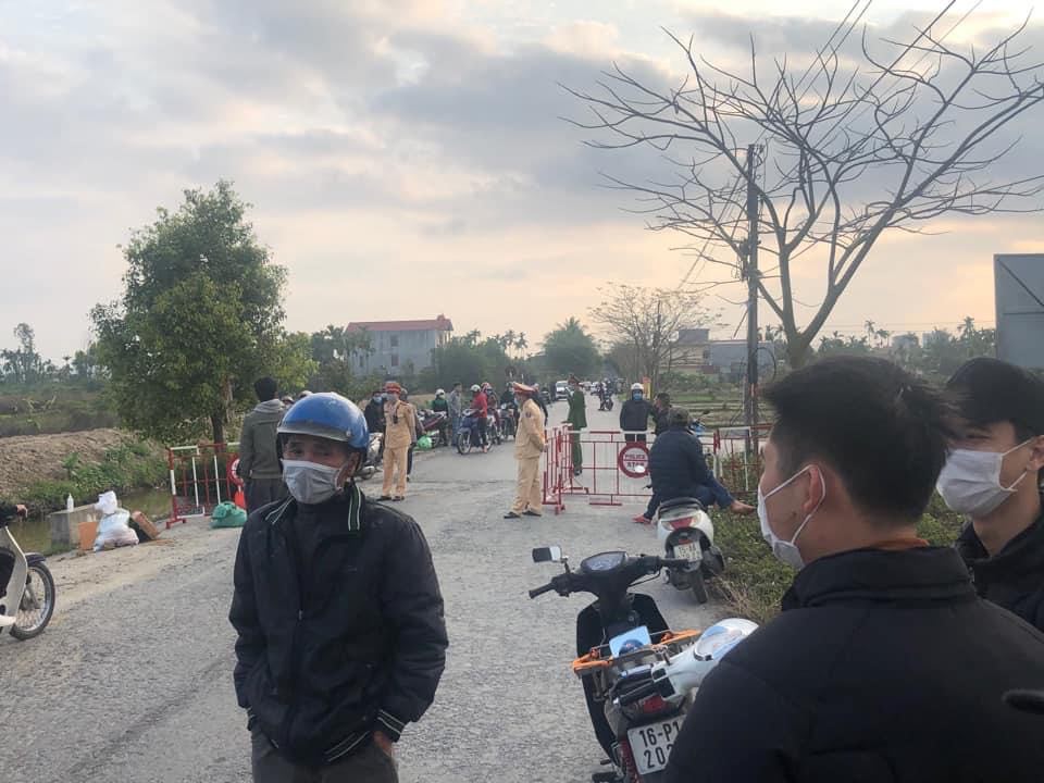 Lực lượng chức năng lập chốt chặn tại xã Hoàng Động (Thuỷ Nguyên, Hải Phòng).