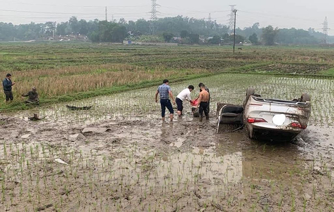 Hyundai Elantra mất lái lao xuống ruộng, lật ngửa và hư hỏng nặng - 1