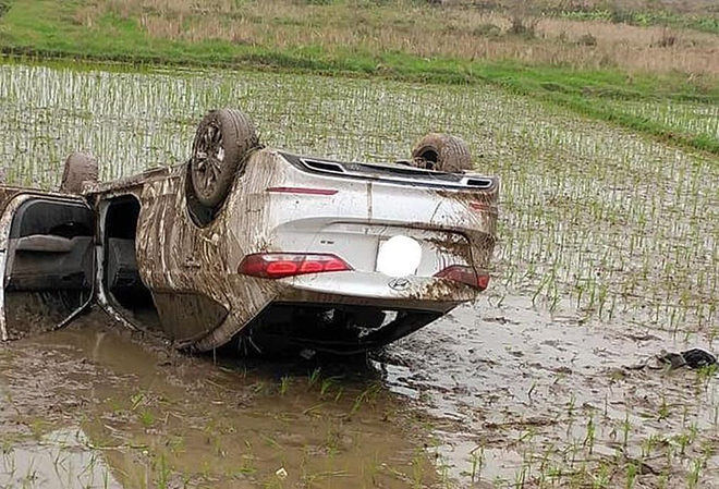 Hyundai Elantra mất lái lao xuống ruộng, lật ngửa và hư hỏng nặng - 4
