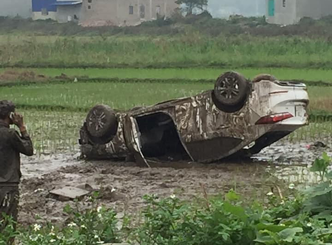 Hyundai Elantra mất lái lao xuống ruộng, lật ngửa và hư hỏng nặng - 6