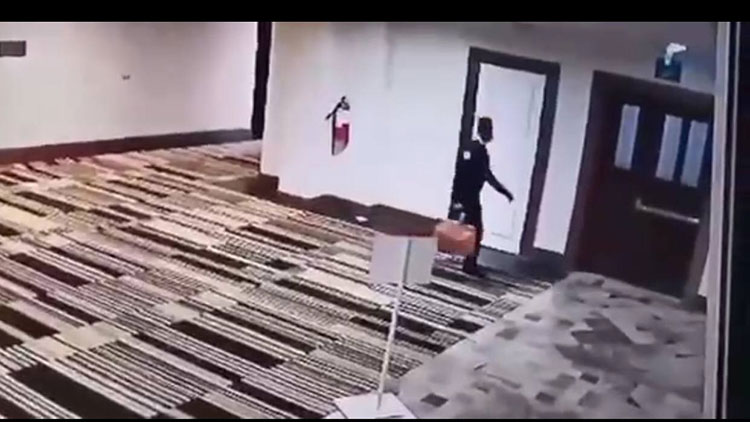 Một trong 4 người Trung Quốc trốn khỏi khu cách ly trong khách sạn bị camera ghi lại (ảnh: Khmer Times)
