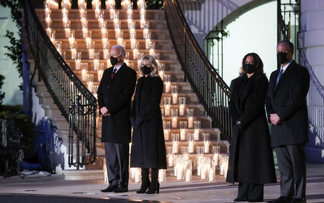 Tổng thống Joe Biden và đệ nhất phu nhân Jill Biden cùng Phó Tổng thống Kamala Harris và đệ nhị phu quân Doug Emhoff dành một phút mặc niệm cho các nạn nhân tại Nhà Trắng. Ảnh: Reuters