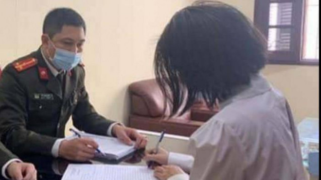 Chị Ngô Thuỳ T. kí vào biên bản xử phạt