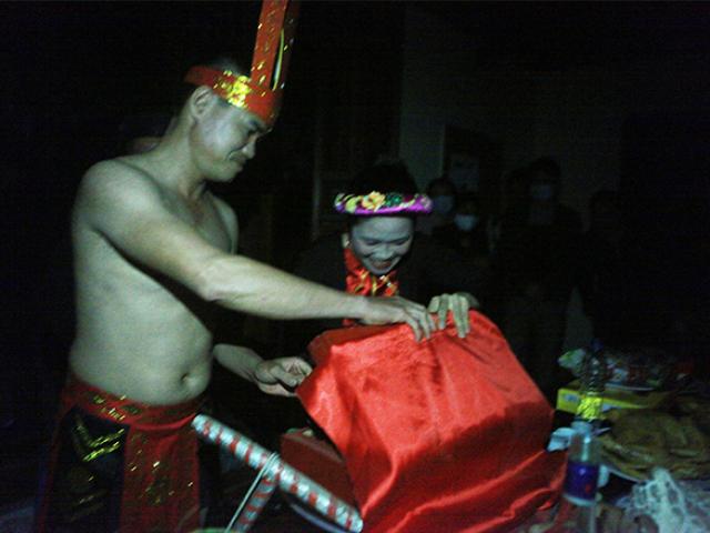 Tin tức trong ngày - Nửa đêm, nghe tiếng Nõ và Nường “phộc” vào nhau ở miếu Đụ Đị