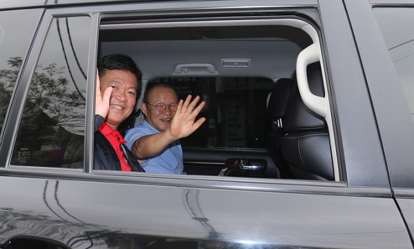 ... thậm chí còn hứa hẹn với nhau nếu chia tay VFF sẽ tiếp tục gắn bó đào tạo trẻ. Ảnh: CCT. 