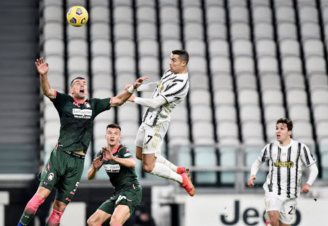 Các hậu vệ Crotone bất lực nhìn "siêu nhân" Ronaldo bật cao đánh đầu ghi bàn cho Juventus