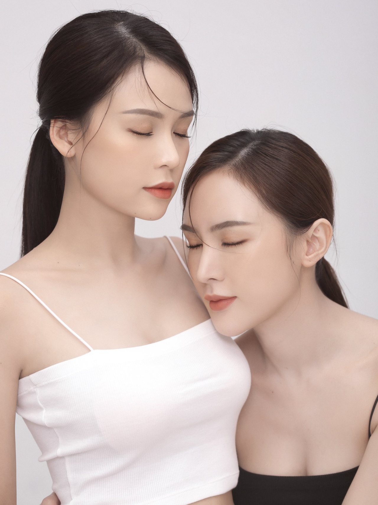 2 hot girl đời đầu xinh đẹp, nóng bỏng đình đám Sài thành nói rõ tin đồn cạch mặt nhau - 1