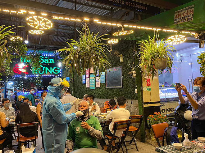 Tối 22/2, Trung tâm y tế quận Bình Thạnh, TP.HCM tổ chức lấy mẫu xét nghiệm tầm soát ngẫu nhiên đối với chủ quán, nhân viên và thực khách tại một số cơ sở kinh doanh ăn uống trên địa bàn để thực hiện phòng chống dịch COVID-19.