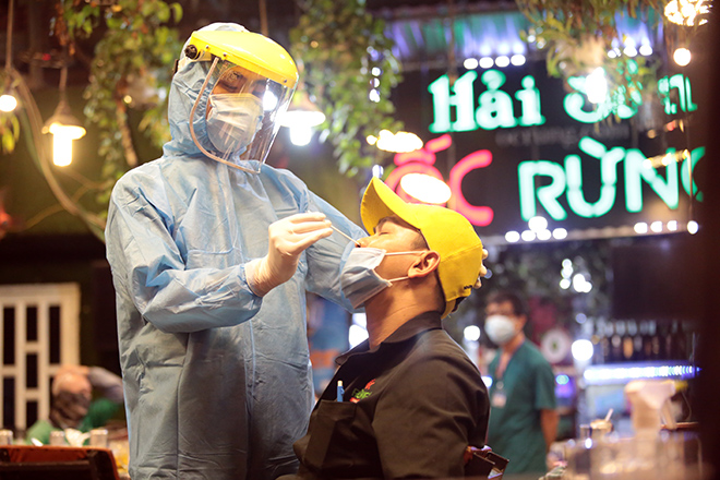 Cũng trong tối cùng ngày, lực lượng y tế tổ chức lấy mẫu xét nghiệm tầm soát tại quán nhậu trên đại lộ Phạm Văn Đồng (phường 11, quận Bình Thạnh), tất cả khách và chủ quán đều vui vẻ xét nghiệm tầm soát COVID-19.