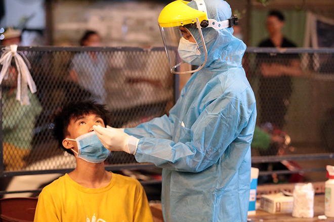 Bà Triệu Thị Bích Huyền - Phó chủ tịch UBND phường 11 (quận Bình Thạnh) cho hay việc lấy mẫu xét nghiệm ngẫu nhiên đối với quản lý, nhân viên và thực khách các cơ sở ăn uống (quán nhậu) nằm trong kế hoạch của quận để tầm soát dịch bệnh.