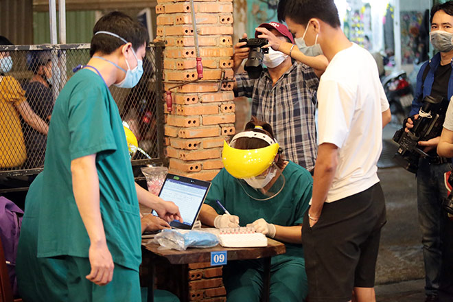 Theo Phó chủ tịch UBND phường 11, phường sẽ kiểm tra, lấy mẫu ngẫu nhiên đối với những quán đông khách trên các tuyến đường như: Phan Văn Trị, Phạm Văn Đồng… Về phương án xử lý sau khi có kết quả xét nghiệm, nếu dương tính thì quận sẽ triển khai các biện pháp khoanh vùng xử lý theo kịch bản.