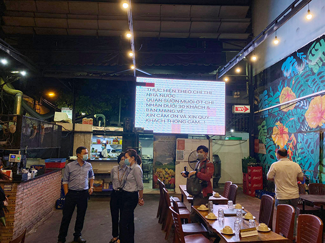 Ghi nhận các quán nhậu vẫn mở bán bình thường nhưng đã tuân thủ thực hiện các biện pháp phòng dịch bệnh như ngồi giãn cách 2m, yêu cầu khách rửa tay sát khuẩn thường xuyên, không nhận khách quá nhiều mà bán mang về…