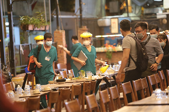 Một số quán nhậu được cơ quan chức năng địa phương chọn quán ngẫu nhiên, đồng thời khách tại quán cũng được chọn ngẫu nhiên để lấy mẫu xét nghiệm tầm soát dịch bệnh.