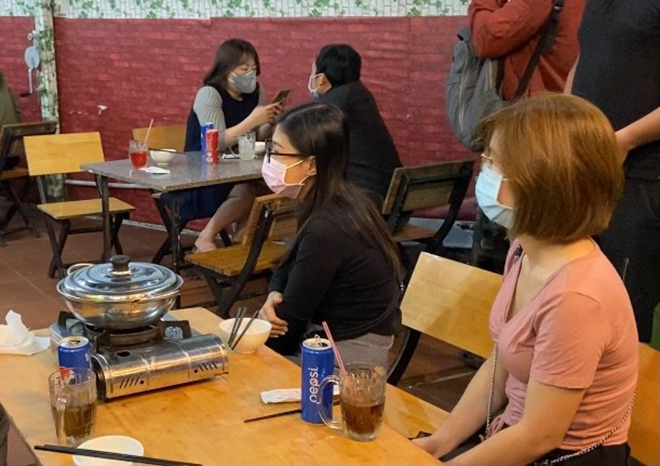 Đang ngồi nhậu, nhiều người bất ngờ được lấy mẫu xét nghiệm tầm soát COVID-19 - 5