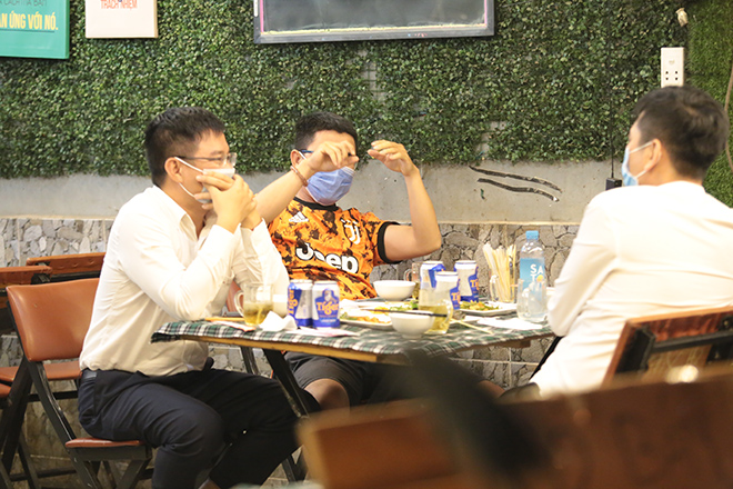 Khi thấy nhân viên y tế mặc đồ bảo hộ phòng dịch đi vào quán, nhiều người đang ngồi ăn uống trong quán ngạc nhiên xen lẫn lo lắng. Thậm chí một số khách đang ngồi nhậu định bỏ về. Lúc này được lực lượng chức năng giải thích việc lấy mẫu xét nghiệm chỉ để tầm soát dịch bệnh thì khách mới bớt lo lắng và hợp tác vui vẻ.
