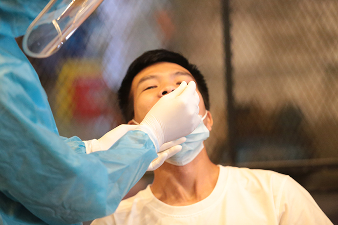 Tại quán này, nhân viên y tế lấy tổng cộng 9 mẫu. Là người đầu tiên lấy mẫu, anh Nguyễn Viết Tường (ngụ phường Hiệp Bình Chánh, TP.Thủ Đức) cho biết việc lấy mẫu này rất bình thường. Sau khi lưu thông tin cá nhân của thực khách, nhân viên y tế lấy dịch ở họng và mũi, thao tác diễn ra trong khoảng 30 giây rồi chuyển sang người khác.