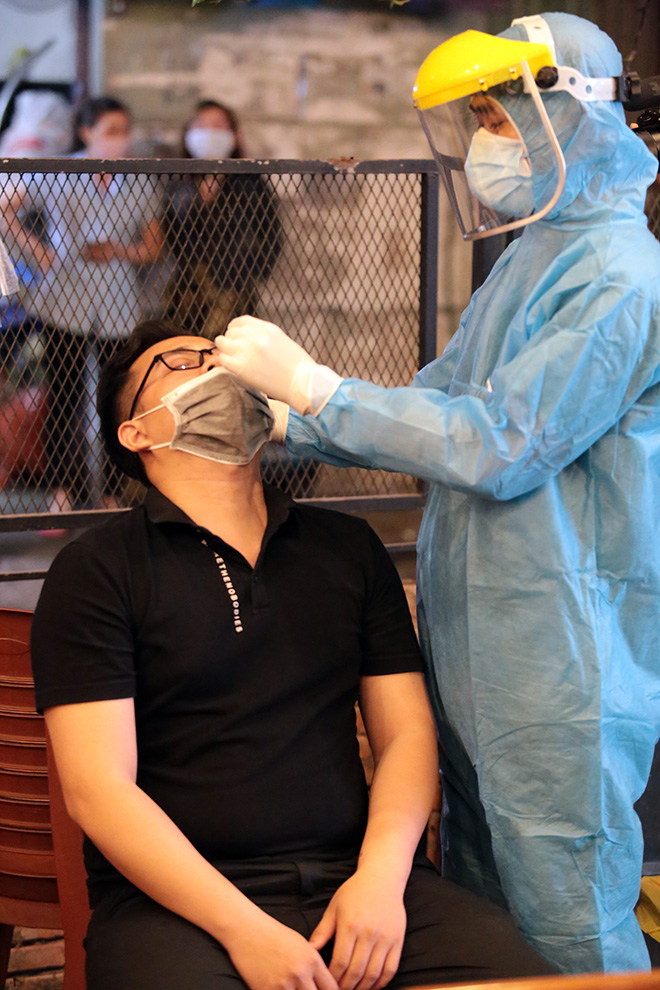 Đang ngồi nhậu, nhiều người bất ngờ được lấy mẫu xét nghiệm tầm soát COVID-19 - 8