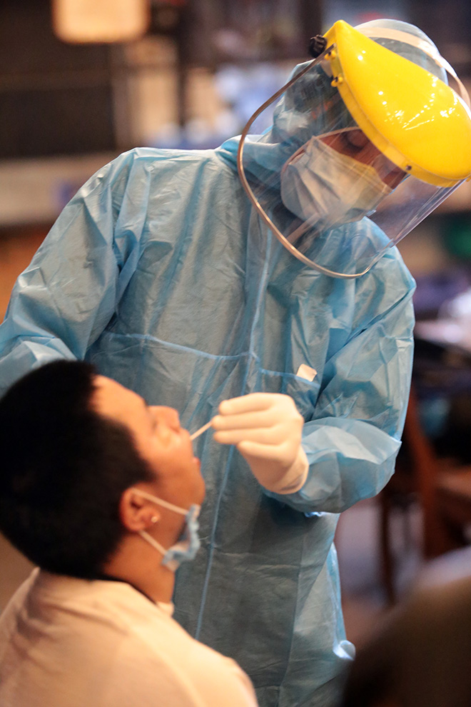 Nhiều khách nhậu, ăn uống tại quán được lấy mẫu xét nghiệm tầm soát COVID-19