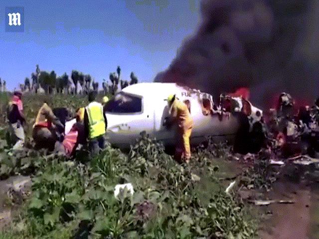 Thế giới - Video: Phá buồng lái cứu phi công khỏi máy bay Không quân Mexico đang cháy ngùn ngụt