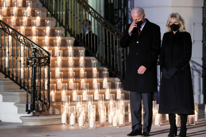 Tổng thống Mỹ Joe Biden và phu nhân dự lễ tưởng niệm tại Nhà Trắng hôm 22-2, đánh dấu cột mốc 500.000 người tử vong vì Covid-19Ảnh: Reuters
