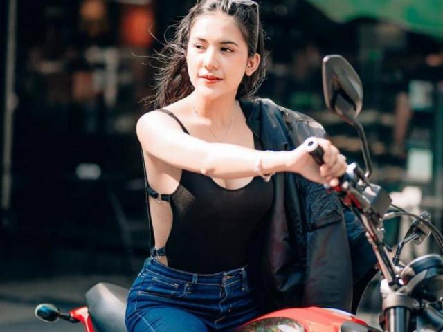 Thế giới xe - Cặp đôi người đẹp khoe dáng gợi cảm bên xế nổ Ducati Scrambler