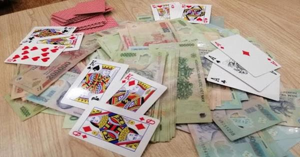 Pháp luật - Bắt quả tang chủ tịch HĐND, nguyên chủ tịch UBND xã cùng 1 giáo viên đánh bạc