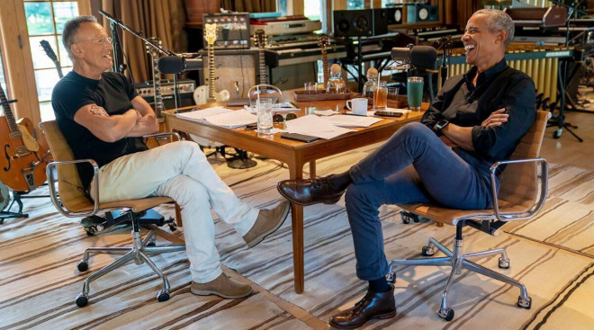 Ông Obama (phải) và ca sĩ Springsteen trong chương trình của Spotify phát sóng hôm 22-2. Ảnh: Spotify