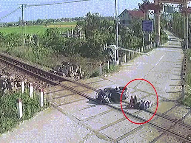 Tin tức trong ngày - CLIP: Thót tim với 13 giây sinh tử của người đàn ông trước mũi tàu SE4