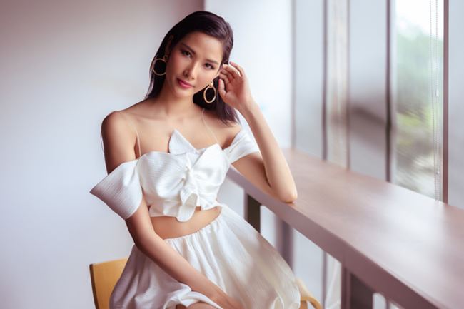 Hoàng Thùy là một trong những chân dài nổi bật của làng mẫu Việt. Cô là người đẹp gốc Thanh Hóa đầu tiên đăng quang ngôi vị Việt Nam Next's Top Model.
