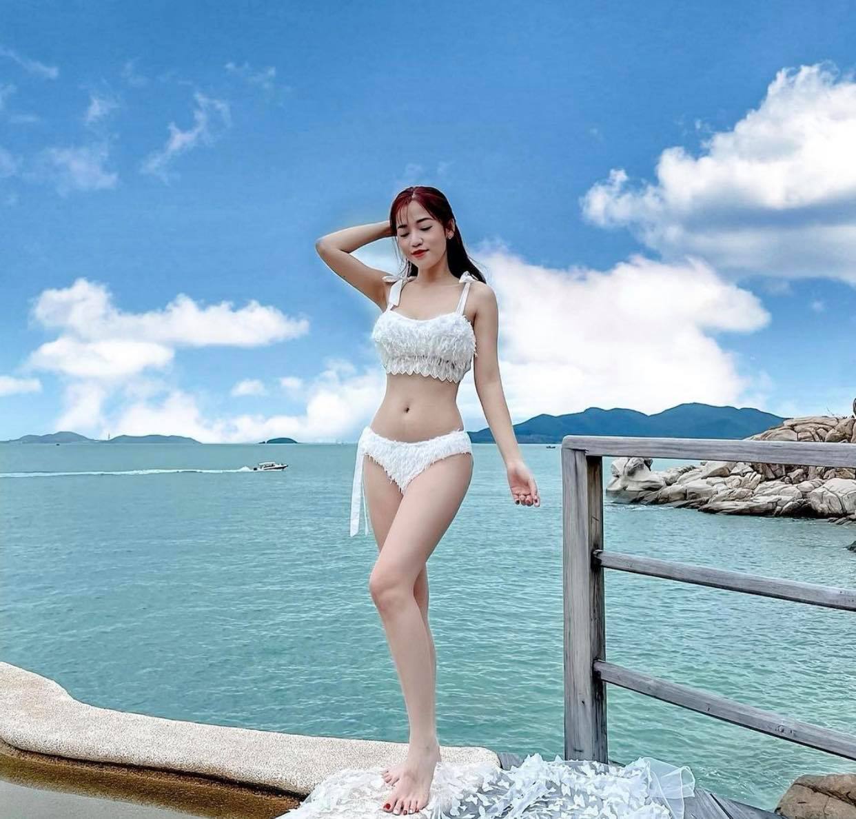 Mới đây, trong bộ bikini màu trắng muốt, mỹ nhân làng hài còn khiến người hâm mộ mắt tròn mắt dẹt ngạc nhiên vì không những sở hữu vòng 1 trời ban mà còn có vòng 2 săn chắc, nhỏ đến mức siêu thực. 