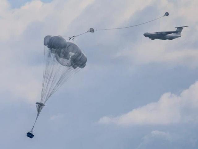 Media - Xem xe chiến đấu BMD-2K đổ bộ từ trên không