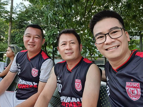 Nguyễn Thành Lê (Lề phải) bên cạnh Ca sỹ Bằng Kiều, tuyển thủ QG Vũ Minh Hiếu (CLB CAHN) ở CLB Music